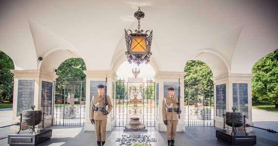 ​W obecności przedstawicieli władz państwowych przed Grobem Nieznanego Żołnierza w Warszawie odbyła się uroczysta zmiana posterunku honorowego. Para prezydencka złożyła wieńce przed Grobem oraz przed pomnikami - marszałka Józefa Piłsudskiego, ofiar katastrofy smoleńskiej i prezydenta Lecha Kaczyńskiego.