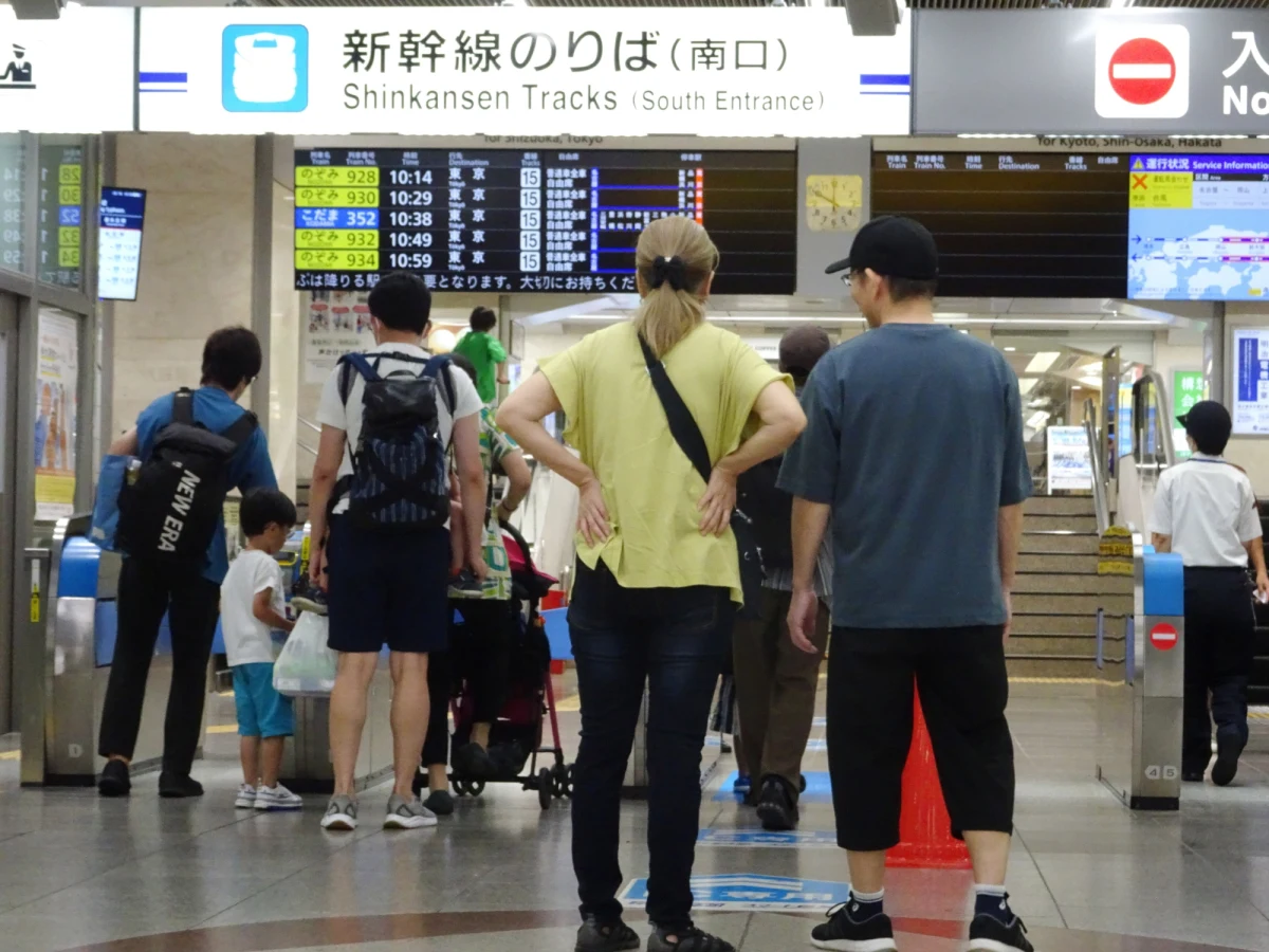 Tajfun Khanun dotarł do południowo-zachodniej Japonii. Władze ostrzegają przed zniszczeniami spowodowanymi silnym wiatrem i ulewnym deszczem. Odwołano setki lotów, zawieszony został ruch pociągów, zamknięto niektóre autostrady. Zarządzono ewakuację 250 tysięcy ludzi.