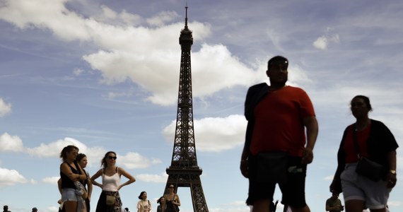 Dwóch pijanych Amerykanów nielegalnie spędziło noc na Wieży Eiffela - poinformowała francuska policja. Turyści ukryli się na drugim i trzecim piętrze sławnego zabytku.