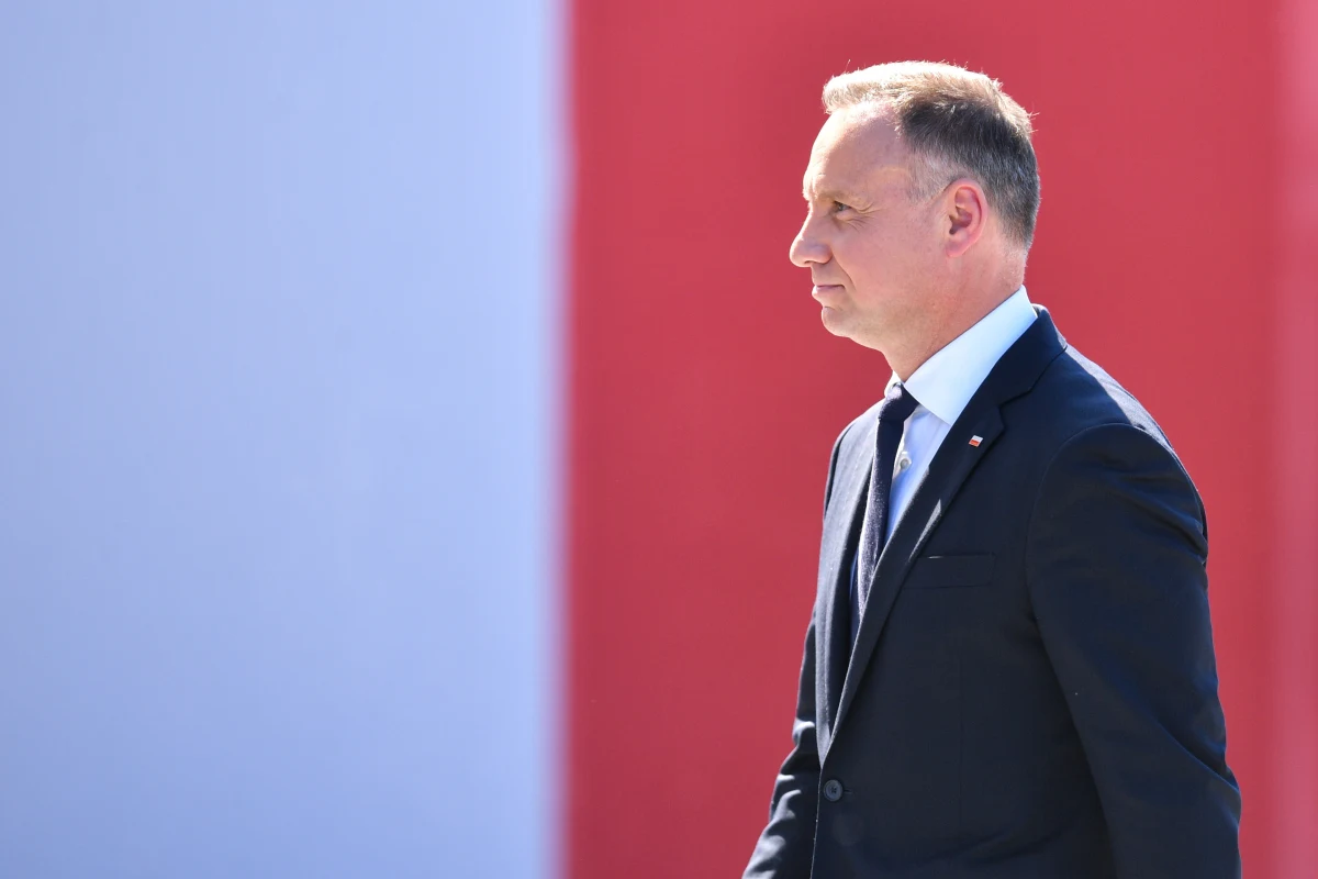 Jesteśmy dobrze przygotowani do zapewnienia Polsce bezpieczeństwa - powiedział w dniu Święta Wojska Polskiego prezydent Andrzej Duda. Podkreślił, że sprawy bezpieczeństwa muszą być wyłączone z politycznego sporu i zaapelował do polityków o odpowiedzialność.