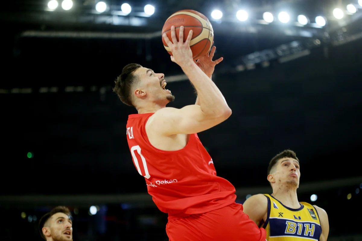 Polscy koszykarze w Arenie Gliwice rozgrywają turniej prekwalifikacyjny do igrzysk olimpijskich w Paryżu. Biało-Czerwoni pokonali już Węgrów oraz Bośnię i Hercegowinę. W środę mecz z Portugalią. By awansować do fazy finałowej bez oglądania się na rywali, nasi reprezentanci muszą ten mecz wygrać. Dziś jednak kadrowicze korzystali z dnia wolnego. "Byliśmy z kilkoma kolegami z kadry na kawie na rynku w Gliwicach. To ważne, by wspólnie spędzać czas, bo komunikacja poza boiskiem przekłada się potem na parkiet" - podkreśla Andrzej Pluta jr., z którym o kadrze, transferze do Suzuki Arki Gdynia, ale też roladach i konkursach „trójek” z tatą rozmawiał Wojciech Marczyk z redakcji sportowej RMF FM. 