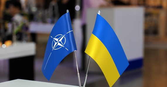 Burza po słowach szefa kancelarii NATO Stiana Jenssena. Zapytany przez norweską gazetę "VG" o to, czy Ukraina musi zrezygnować z części swojego terytorium, by osiągnąć pokój i członkostwo w NATO, Jenssen powiedział, że ta kwestia była już podnoszona w Sojuszu. Nazwał to "możliwym rozwiązaniem". Sprawę ostro skomentował doradca prezydenta Ukrainy Mychajło Podolak.