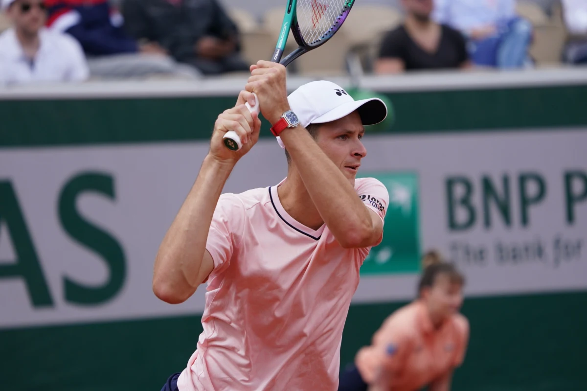 Hubert Hurkacz po trwającym ponad trzy godziny meczu wygrał z Australijczykiem Thanasi Kokkinakisem 7:6 (7-2), 3:6, 7:6 (7-1) i awansował do drugiej rundy turnieju tenisowego ATP 1000 na twardych kortach w Cincinnati (pula nagród 7,7 mln dolarów).