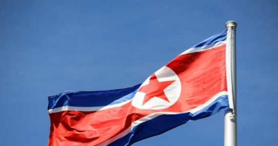 Państwowe media w Korei Północnej poinformowały w środę, że amerykański żołnierz Travis King, który uciekł z Korei Południowej 18 lipca, przyznał się do nielegalnego przekroczenia granicy i wyraził chęć szukania schronienia w Korei Płn. Ministerstwo obrony USA oświadczyło, że nadal pracuje nad jego bezpiecznym powrotem do kraju.