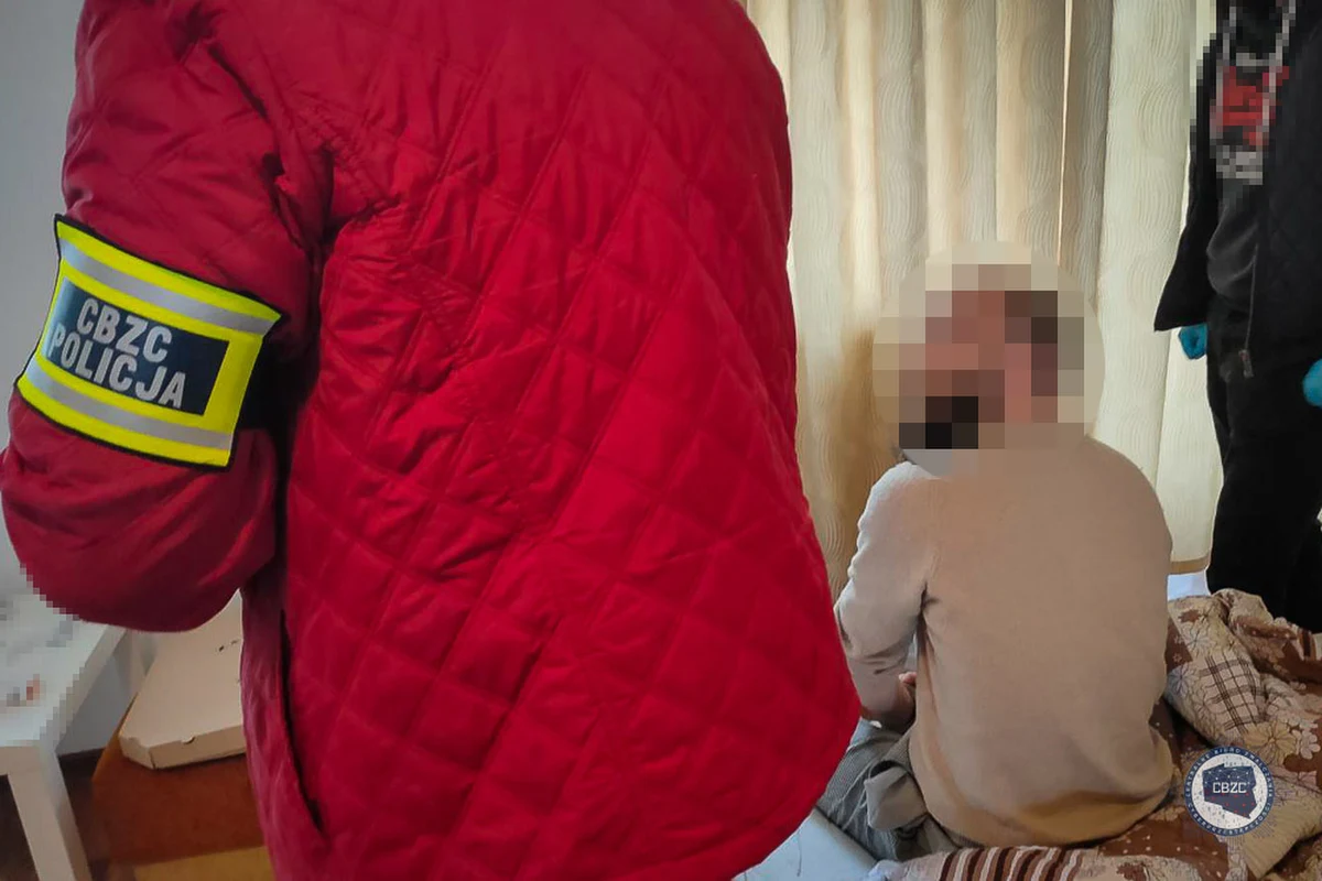 Zatrzymano 29-latka poszukiwanego przez 27 jednostek policji w całej Polsce. Mężczyzna podejrzany jest o przejmowanie kont społecznościowych i wyłudzanie kodów szybkich płatności oraz zaciąganie kredytów - poinformował podkom. Krzysztof Wrześniowski z zespołu prasowego Centralnego Biura Zwalczania Cyberprzestępczości (CBZC).