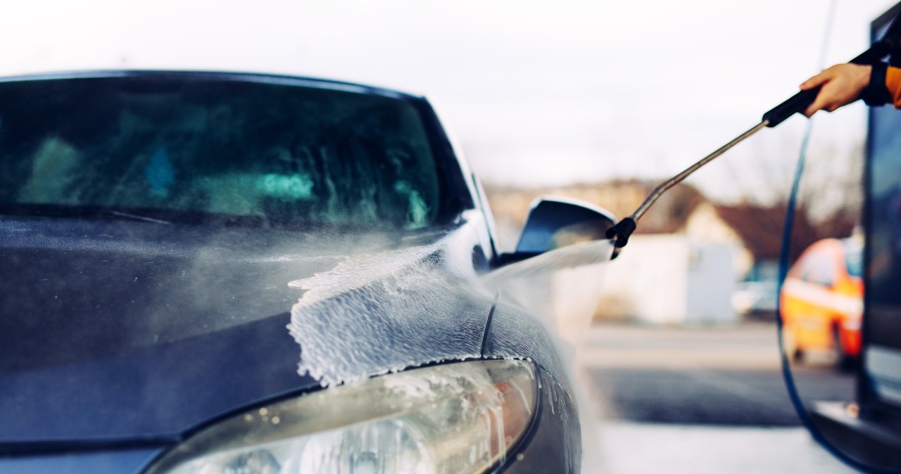 Największe błędy na myjni bezdotykowej. Tak nie domyjesz samochodu