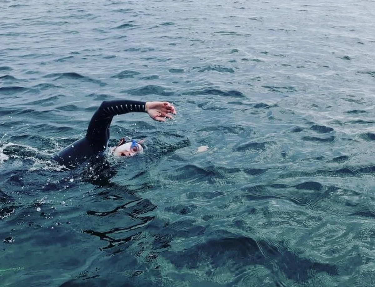 ​Za sobą ma kilkanaście godzin w wodzie, a na liczniku ponad 50 przepłyniętych kilometrów. Bartłomiej Kubkowski chce być pierwszym człowiekiem, który Bałtyk między Szwecją a Polską pokona wpław. Trasa liczy w linii prostej 170 km, dla pływaka to olbrzymi wysiłek. Bartek chce nie tylko pobić rekord, ale też zebrać pieniądze na leczenie dzieci chorych na raka.