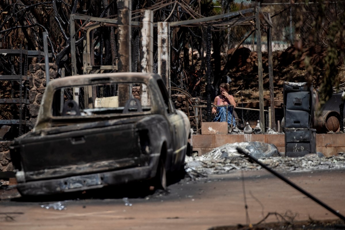Miejscowi mieszkańcy obawiają się, że dużą część ofiar pożarów na hawajskiej wyspie Maui stanowią dzieci, zaś ostateczna liczba ofiar może wynieść kilkaset osób - donosi "Wall Street Journal". Jak pisze "Washington Post", bezpośrednią przyczyną pierwszych pożarów było powalenie linii energetycznych przez silne wiatry. Pożar był największą klęską żywiołową w historii stanu. Lokalne władze zapowiedziały odbudowę wyspy. Spłonęło na niej 1000 domów.