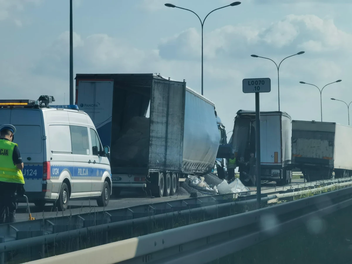 Po zderzeniu trzech samochodów ciężarowych zablokowana jest droga S5 w kierunku Poznania. Utrudnienia między węzłami Kostrzyn i Strumiany mogą potrwać kilka godzin. Zdjęcia otrzymaliśmy na Gorącą Linię RMF FM.