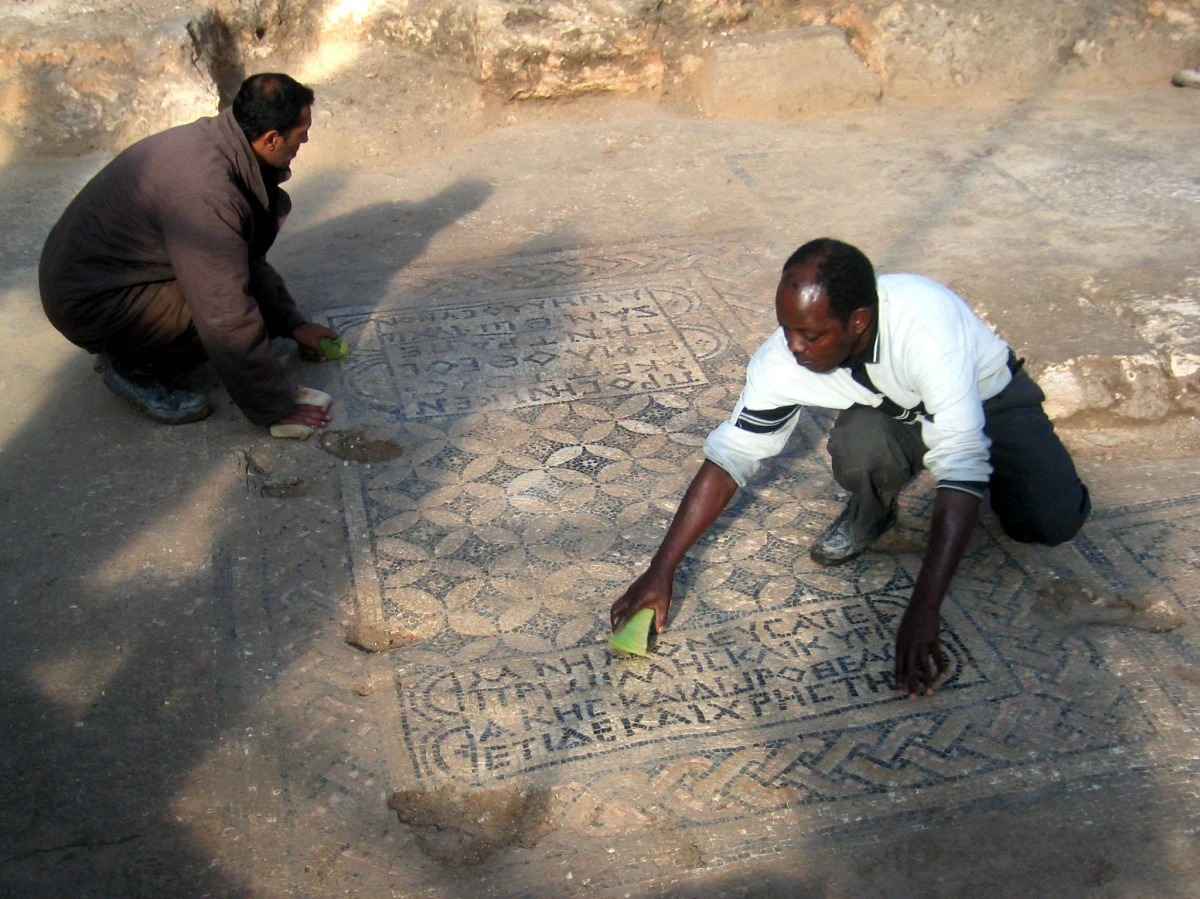 Władze Izraela rozważają usunięcie mozaiki z miejsca, w którym modlili się pierwsi chrześcijanie, aby przenieść znalezisko do ewangelickiego Muzeum Biblii w Waszyngtonie. Instytucja ta była w przeszłości krytykowana za swoje praktyki kolekcjonerskie i promowanie "ewangelicko-chrześcijańskiego programu politycznego" - pisze portal Times of Israel.