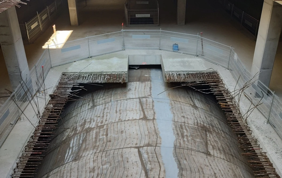 Po wykonaniu wzmocnień terenu w rejonie ul. Mielczarskiego duża maszyna TBM Katarzyna kontynuuje drążenie tunelu kolejowego w Łodzi - poinformowały PKP PLK. Podziemne połączenie Łodzi Fabrycznej ze stacjami Łódź Kaliska i Żabieniec ma usprawnić podróże koleją we wszystkich kierunkach.