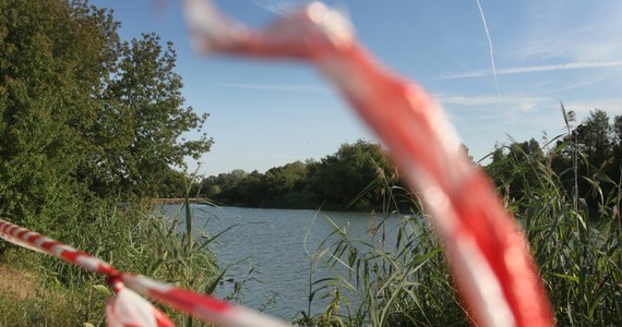 Sanepid przedłuża zakaz kąpieli w Jeziorku Czerniakowskim w Warszawie. Powodem są utrzymujące się od ubiegłego tygodnia przekroczone parametry mikrobiologiczne w wodzie.