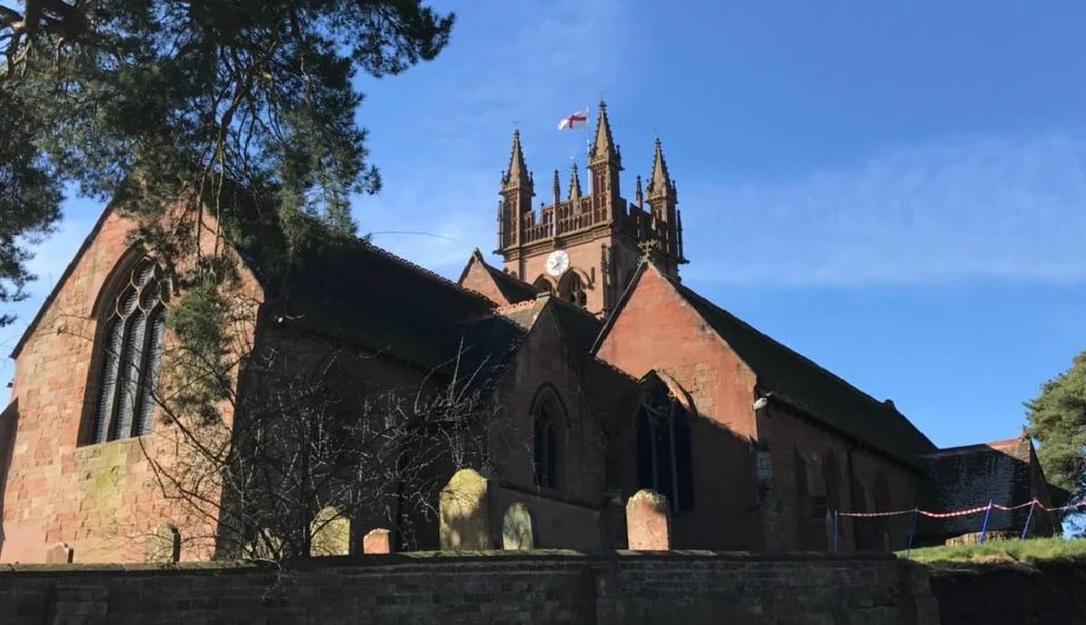 Osiem grobowców należących do templariuszy odkryto w hrabstwie Staffordshire w środkowo-zachodniej Anglii. Groby znajdują się na terenie cmentarza przy kościele Najświętszej Marii Panny w Enville. To sensacyjne odkrycie, które wysuwa ośrodek w Staffordshire na jeden z najważniejszych w Anglii, jeśli chodzi o pozostałości owianego tajemnicą zakonu rycerskiego.