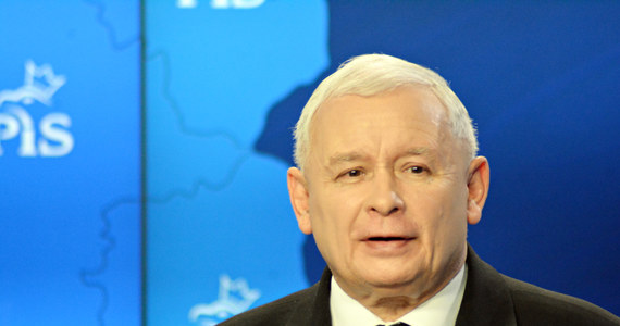 Jarosław Kaczyński nie powinien zostać ukarany - taką decyzję w głosowaniu podjęła Komisja Regulaminowa, Spraw Poselskich i Immunitetowych. Wniosek w tej sprawie złożyła aktywistka, która domagała się ukarania Kaczyńskiego za słowa o "dawaniu w szyję" przez kobiety.