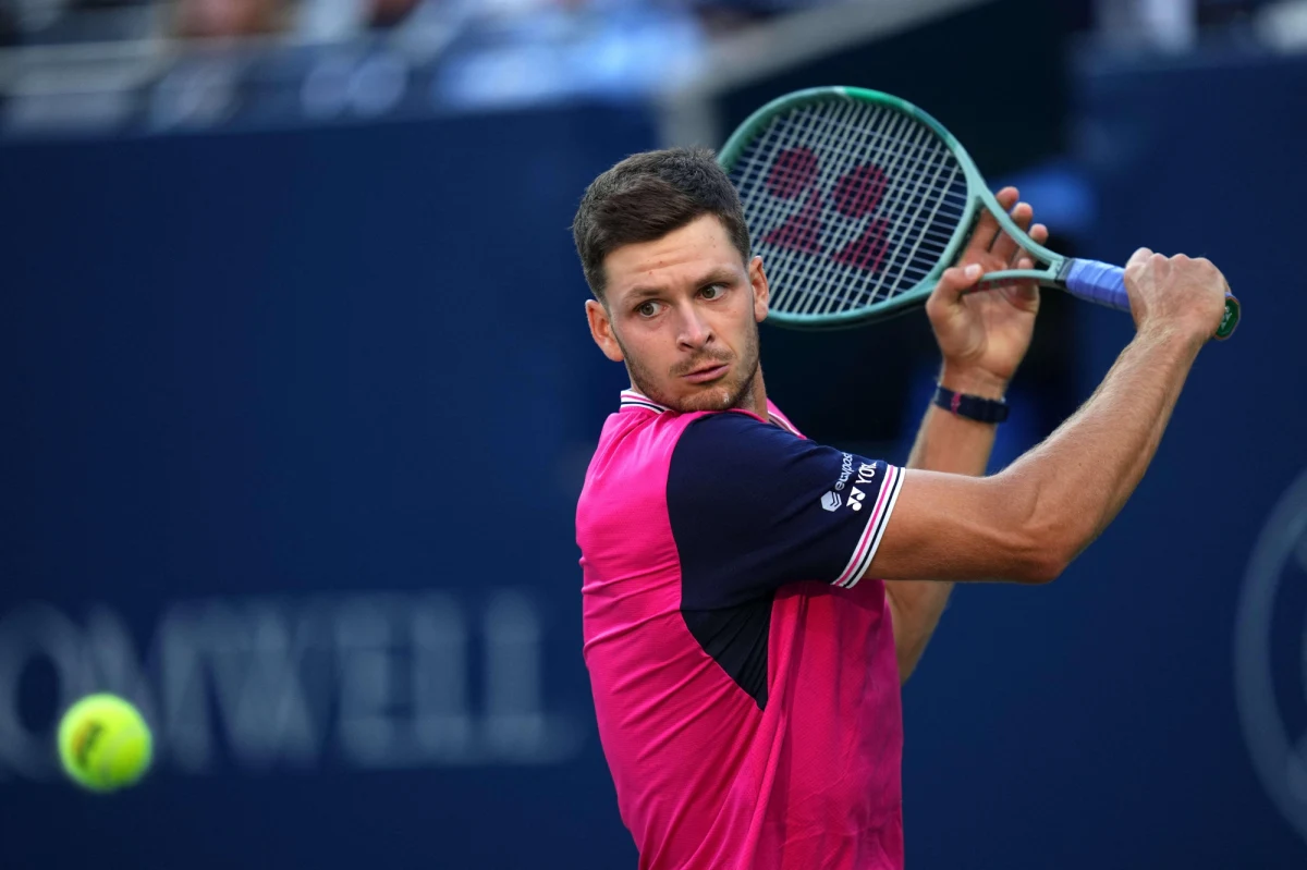 ​Hubert Hurkacz awansował do 1/8 finału turnieju tenisowego ATP 1000 na twardych kortach w Cincinnati (pula nagród 6,6 mln dolarów). W 2. rundzie pokonał broniącego tytułu Chorwata Bornę Corica 5:7, 6:3, 6:3. Jego kolejnym rywalem będzie Grek Stefanos Tsitsipas.