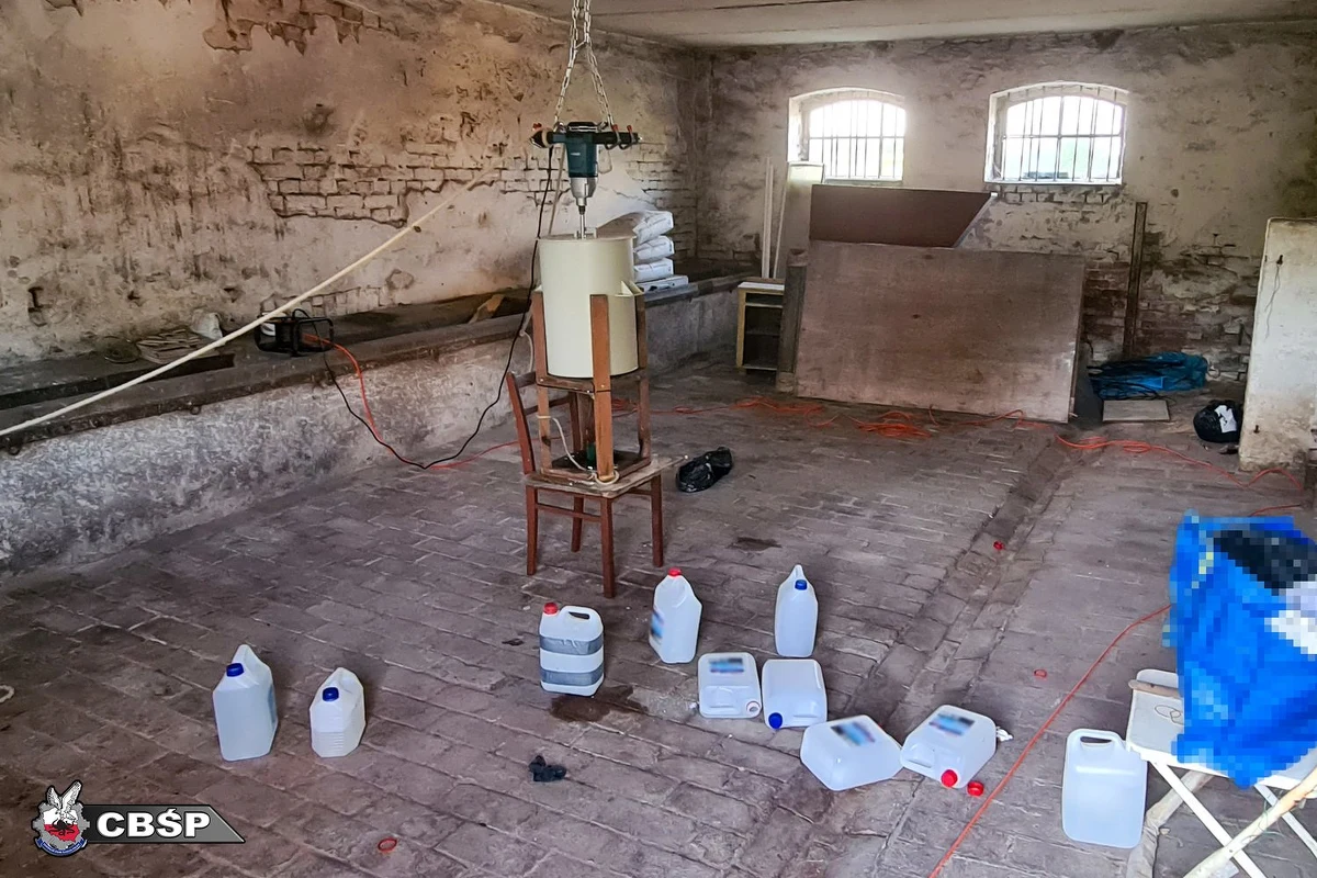 Dolnośląscy policjanci wspólnie z kolegami z Centralnego Biura Śledczego Policji zlikwidowali trzy miejsca produkcji narkotyków. Funkcjonariusze do sprawy zatrzymali dwie osoby oraz zabezpieczyli około 150 kilogramów różnego rodzaju narkotyków.