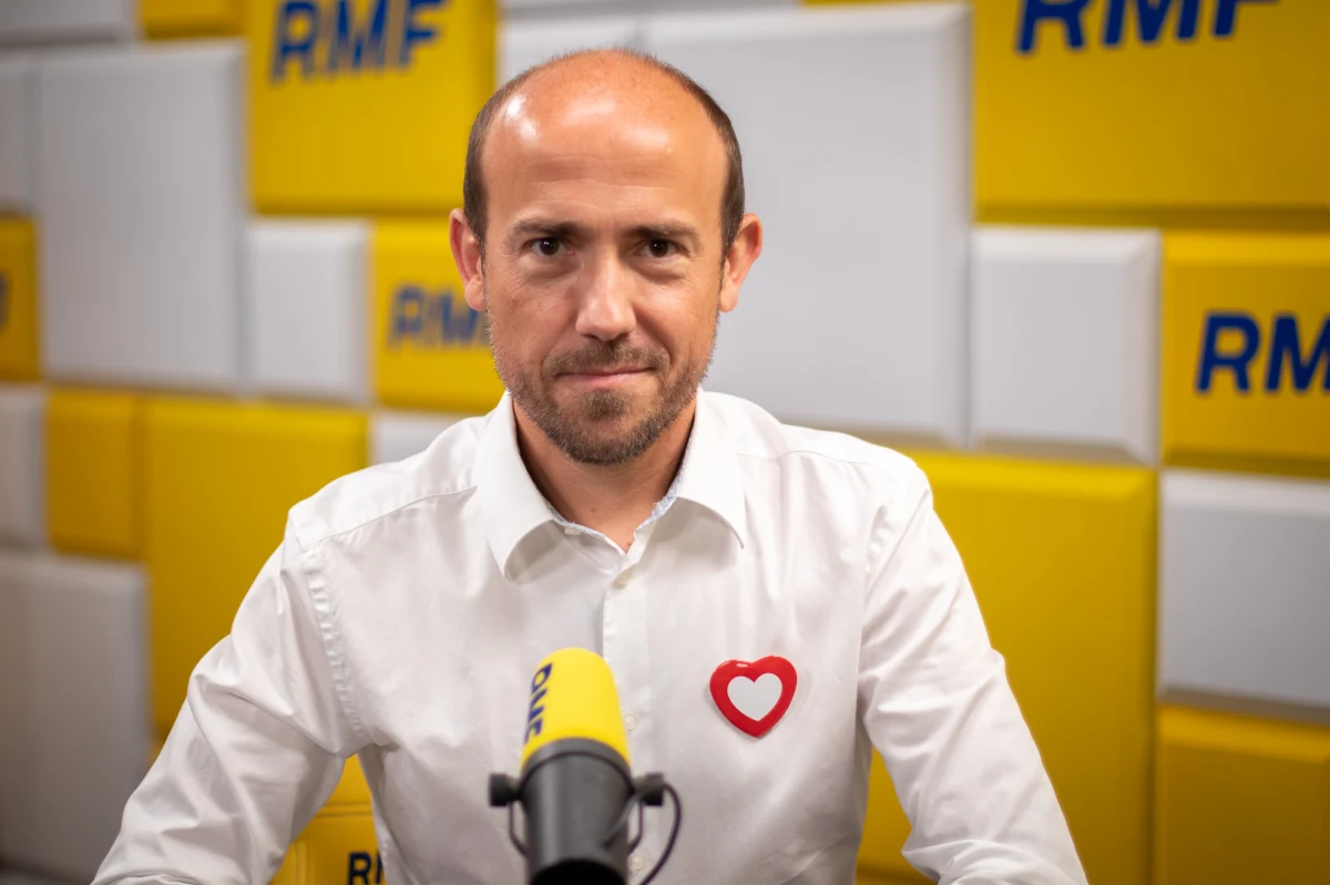 „Będąc na liście KO, każdy z kandydatów popiera program KO” – powiedział w Porannej Rozmowie w RMF FM Borys Budka pytany o to, czy Michał Kołodziejczak będzie za liberalizacją prawa aborcyjnego. Donald Tusk zapowiadał, że na liście KO będą wyłącznie osoby popierające postulat aborcyjny. Wiceprzewodniczący PO przyznał jednak, że jego ugrupowanie nie rozmawiało z Agrounią o tej kwestii. Dopytywany skąd wie, że Kołodziejczak będzie za liberalizacją prawa do aborcji, odpowiedział: „Jest poważnym politykiem i wie, z czym idziemy do wyborów. Jestem przekonany, że z tym nie będzie problemu”. 