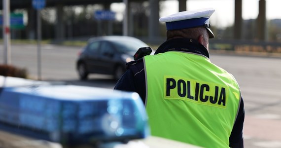 Ponad 2 promile alkoholu w organizmie miał 55-letni kierowca peugeota, który w Mielcu uciekając przed policjantami z impetem przejechał przez wysepkę i uderzył w słup energetyczny. Teraz za popełnione przestępstwa stanie przed sądem.