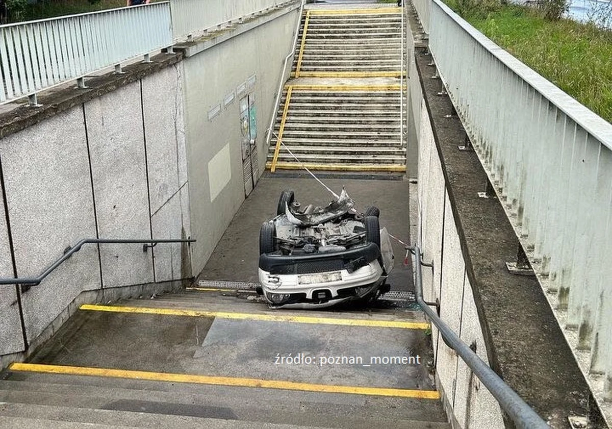 Poważny wypadek przy ul. Dąbrowskiego na poznańskich Smochowicach. Kierowca samochodu osobowego z niewyjaśnionych przyczyn zjechał do przejścia podziemnego.