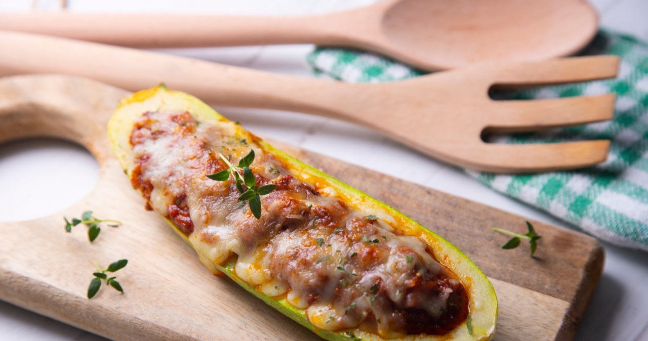 Faszeruję cukinię i posypuję parmezanem. Włoski obiad robi się niemal sam
