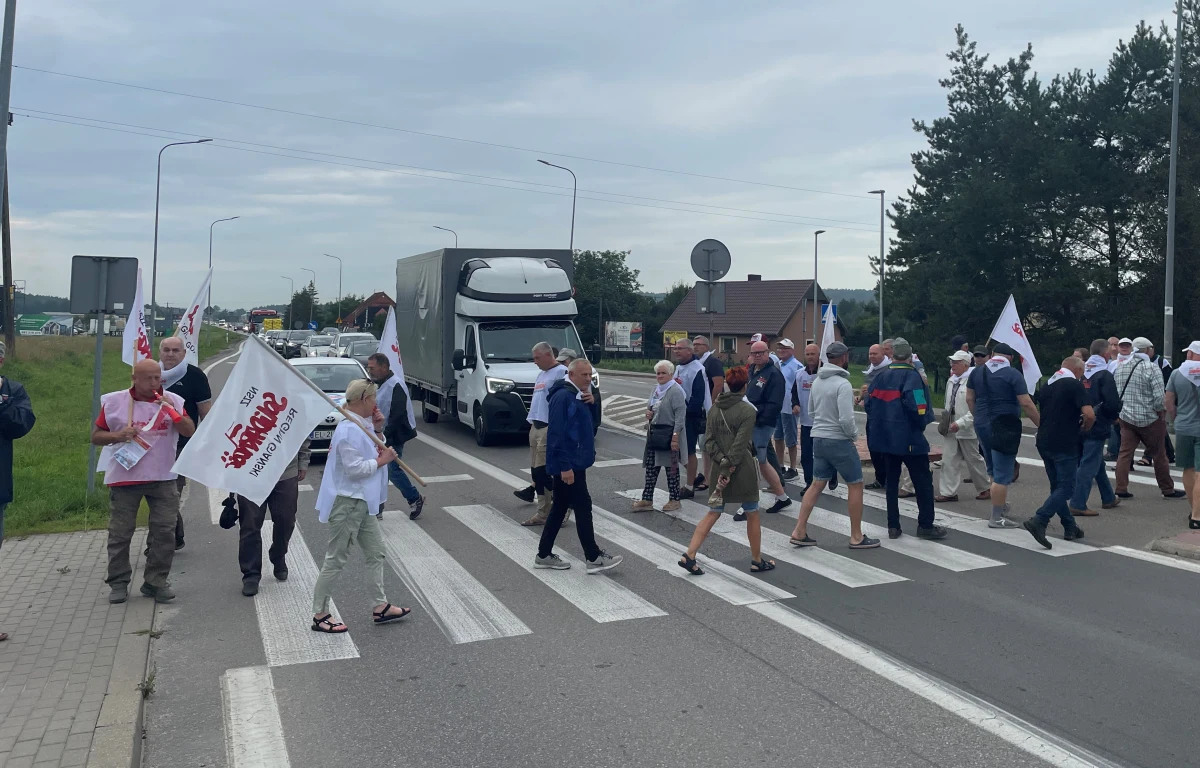 Od godz. 10.00 na Pomorzu trwał protest Armatorów Rybołówstwa Rekreacyjnego. Kilkadziesiąt osób przechodziło przez przejście dla pieszych znajdujące się na DK 6 między Godętowem a Lęborkiem. Kierowcy musieli się liczyć z utrudnieniami. Protest już się zakończył