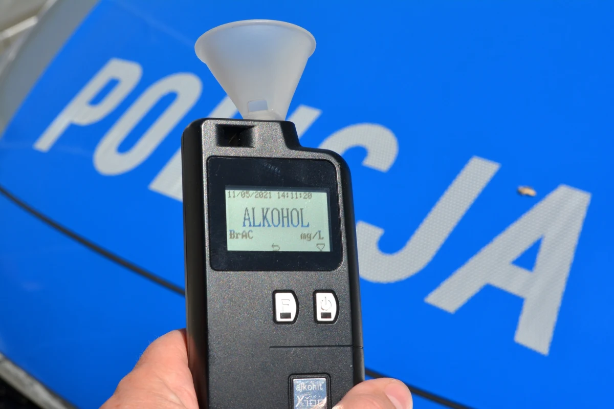 To była podwójna interwencja koszalińskich policjantów. W środę po południu zostali wezwani do wypadku w miejscowości Łopienica. Prowadzone przez młodego mężczyznę bmw wypadło z drogi i wbiło się w budynek gospodarczy. Chwilę później funkcjonariusze interweniowali w drugiej, niemal identycznej sprawie.