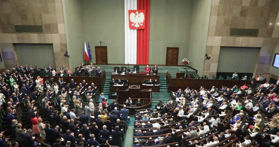 Sejm przyjął wniosek rządu o przeprowadzenie referendum ogólnokrajowego. Nie oznacza to jednak zarządzenia referendum - teraz wniosek trafi do Komisji Ustawodawczej, która przygotuje projekt uchwały o zarządzeniu referendum.