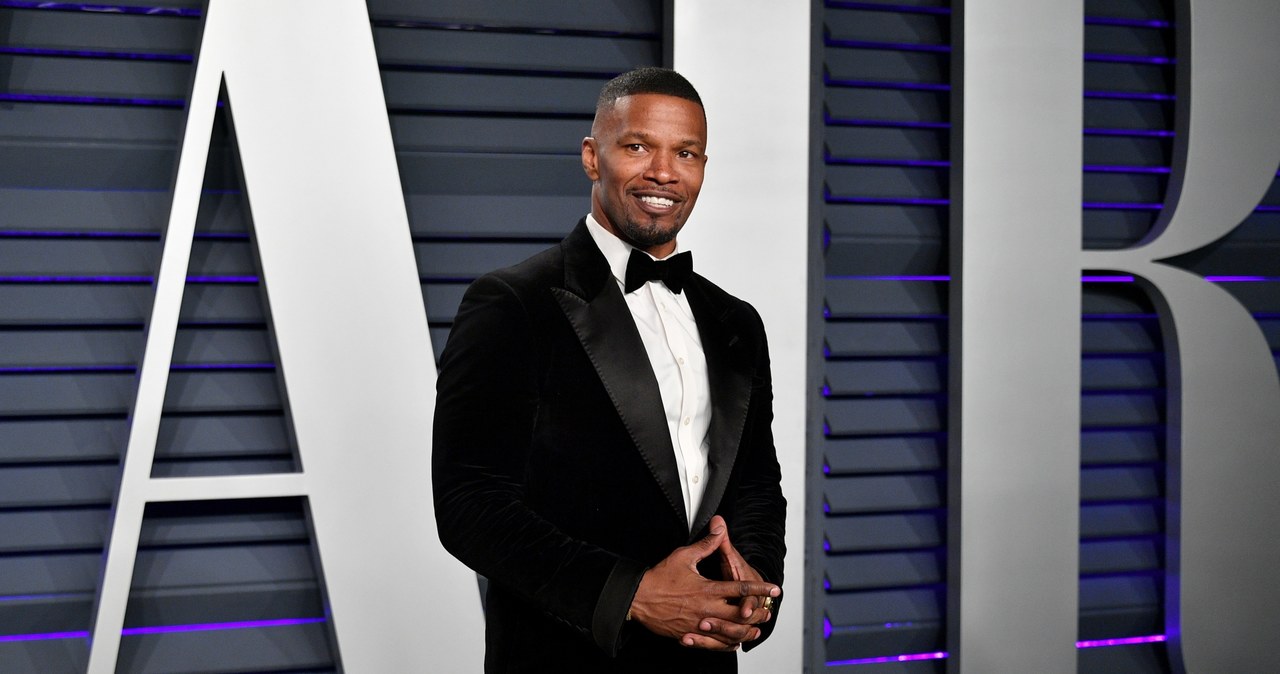 Wiosną Jamie Foxx trafił do szpitala w wyniku tajemniczych komplikacji zdrowotnych. Przez kilka kolejnych miesięcy fani gwiazdora spekulowali na temat przyczyny jego nagłej hospitalizacji oraz przebiegu rekonwalescencji. Laureat Oscara po raz pierwszy zabrał głos w tej sprawie pod koniec lipca, dziękując za otrzymane wsparcie i modlitwy. W opublikowanym w środę na Instagramie poście odtwórca roli Raya Charlesa wyznał, że wrócił już do dawnej formy i "zaczyna znowu czuć się sobą".