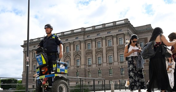Służby specjalne w Szwecji podniosły poziom zagrożenia terrorystycznego z 3 do 4 stopnia w 5-stopniowej skali. Ma to miejsce po raz pierwszy od lat 2015-16 roku. Powodem są obawy przed odwetem ze strony muzułmanów za kilka akcji palenia Koranu w Sztokholmie. Premier Szwecji Ulf Kristersson poinformował, że już udało się zapobiec planowanym atakom terrorystycznym w kraju. 