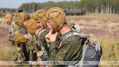 Białorusini ćwiczą desant w pobliżu granicy z Polską