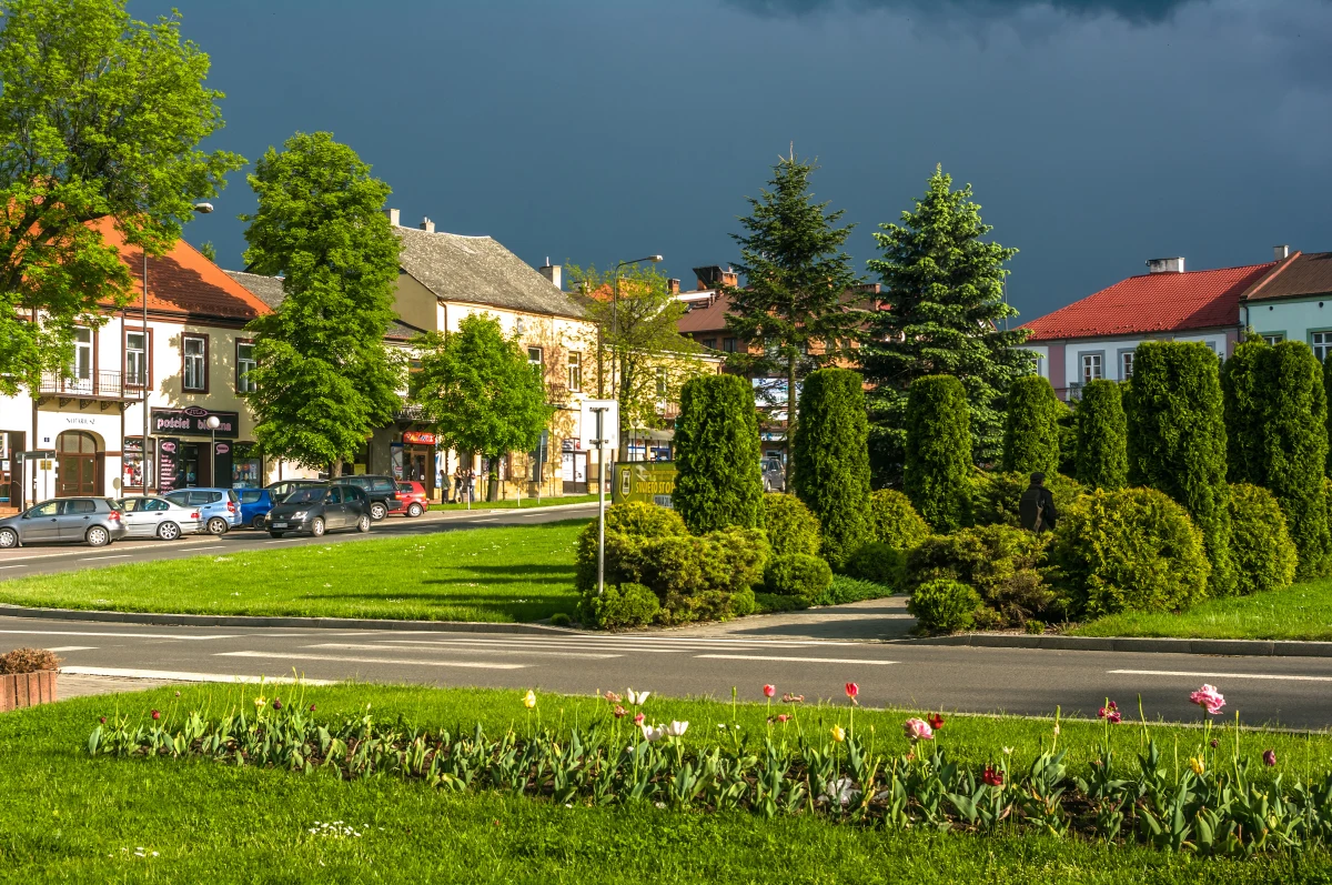 Trwa budowa nowoczesnego dworca autobusowego w Miechowie, który zastąpi stary, wyeksploatowany obiekt. Inwestycja zyskała dofinansowanie z Rządowego Funduszu Polski Ład. Powinna być gotowa we wrześniu 2024 r. - podały w czwartek władze miasta i województwa.