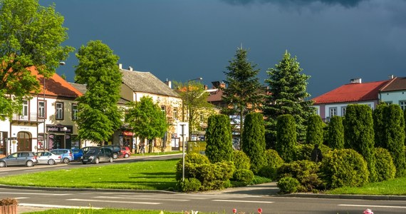 Trwa budowa nowoczesnego dworca autobusowego w Miechowie, który zastąpi stary, wyeksploatowany obiekt. Inwestycja zyskała dofinansowanie z Rządowego Funduszu Polski Ład. Powinna być gotowa we wrześniu 2024 r. - podały w czwartek władze miasta i województwa.