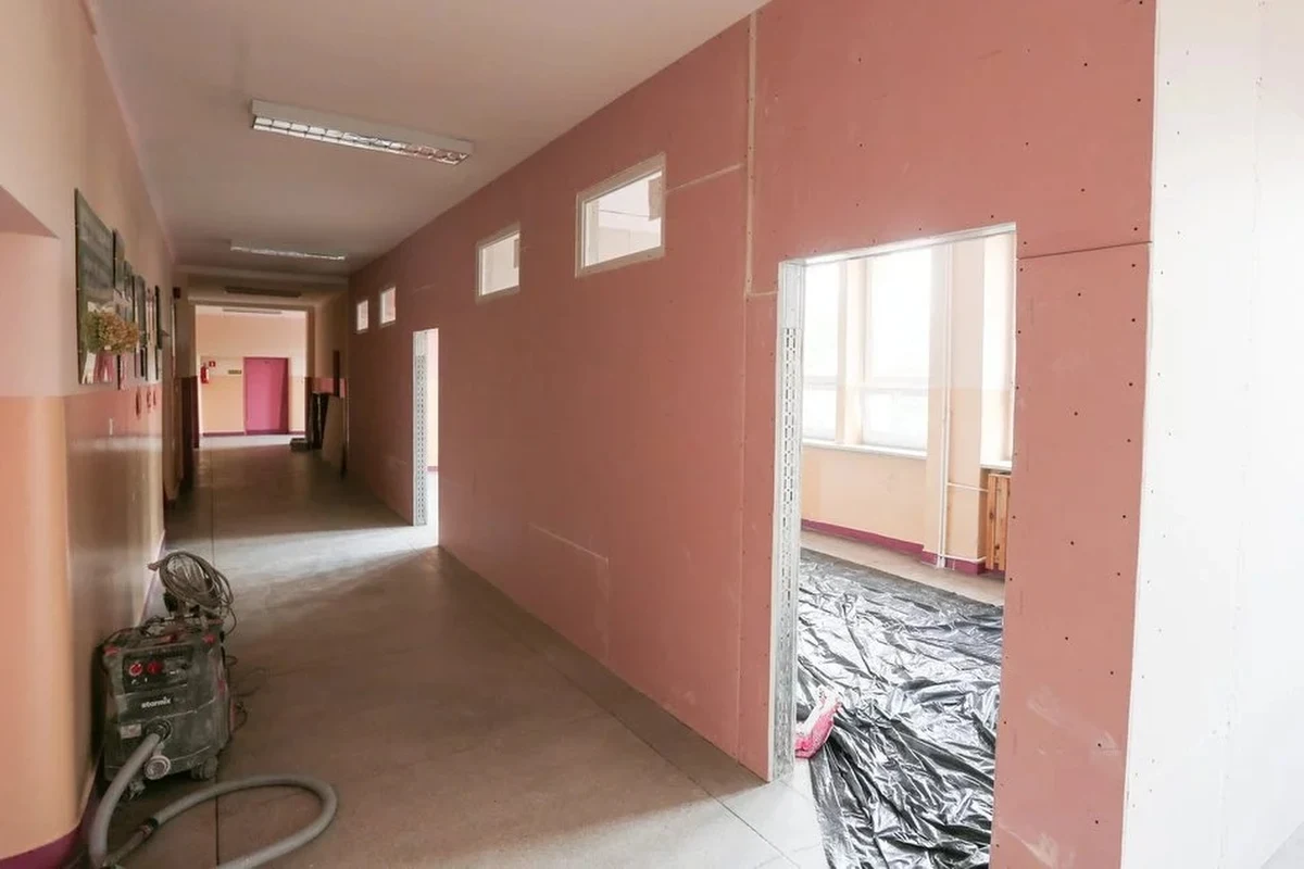 Od września naukę w szkołach średnich w Łodzi rozpocznie ok. 9 tys. pierwszoklasistów, czyli o 60 proc. więcej niż w ubiegłym roku szkolnym. Aby przygotować się na ich przyjęcie, miasto przeznaczyło 2,7 mln zł na remonty szkół.