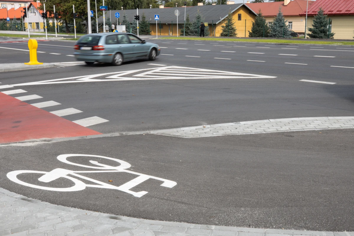 Rozbudowa skrzyżowania ulic Lwowskiej i Mieszka I w Rzeszowie została zakończona. W jej ramach powstała sygnalizacja świetlna, nowe chodniki i ścieżki rowerowe; drogowcy musieli także przebudować zatoki autobusowe. Inwestycja kosztowała 5,6 mln zł.