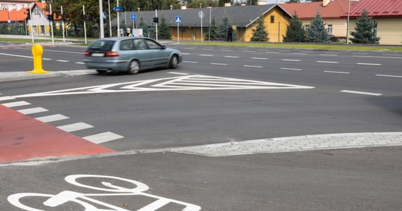 Rozbudowa skrzyżowania ulic Lwowskiej i Mieszka I w Rzeszowie została zakończona. W jej ramach powstała sygnalizacja świetlna, nowe chodniki i ścieżki rowerowe; drogowcy musieli także przebudować zatoki autobusowe. Inwestycja kosztowała 5,6 mln zł.