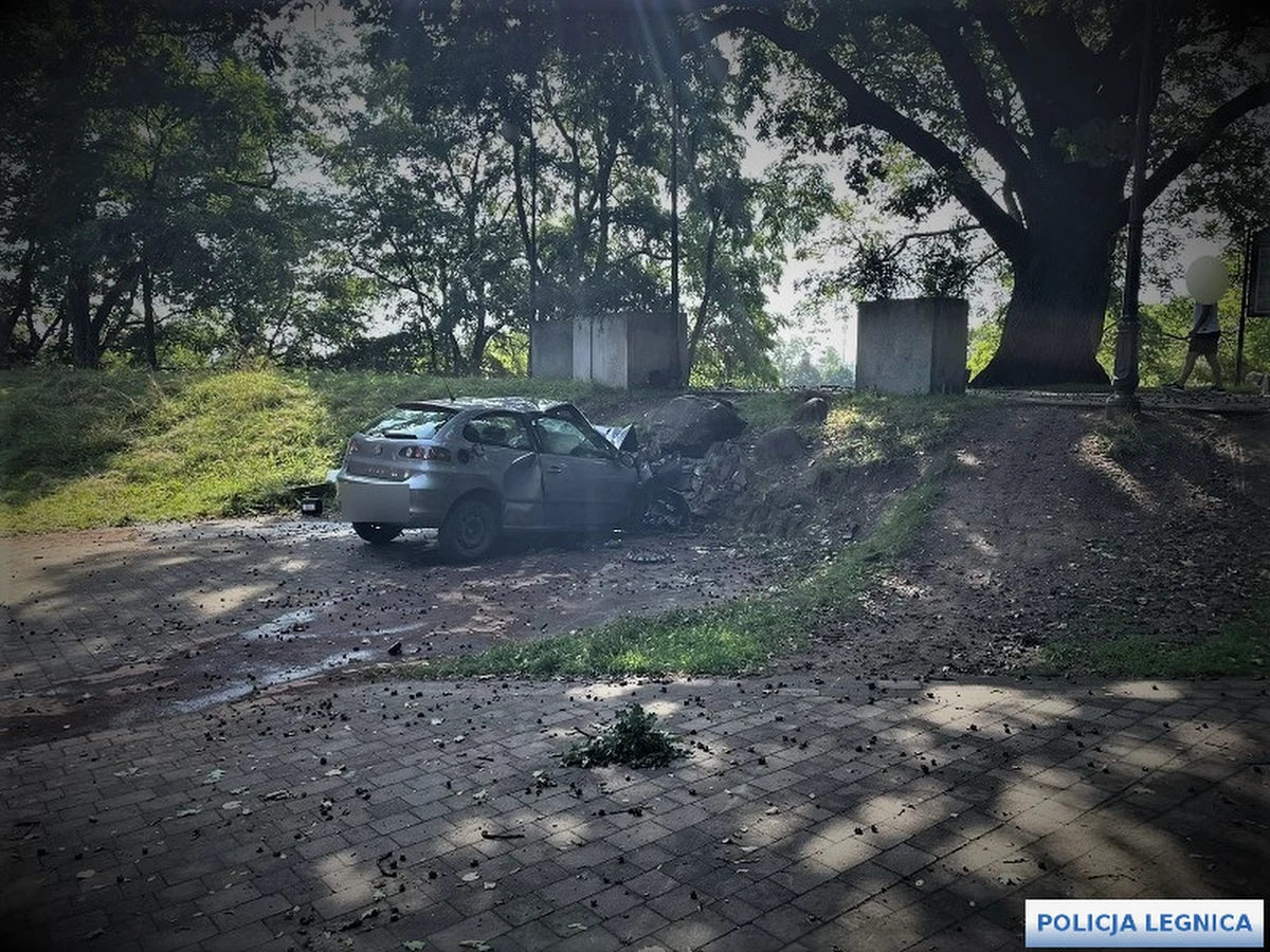 Do tragicznego wypadku doszło dziś (17.08) w Legnicy na Dolnym Śląsku. 63-letni kierowca samochodu osobowego wjechał w kamienny przepust. Mężczyzny nie udało się uratować.