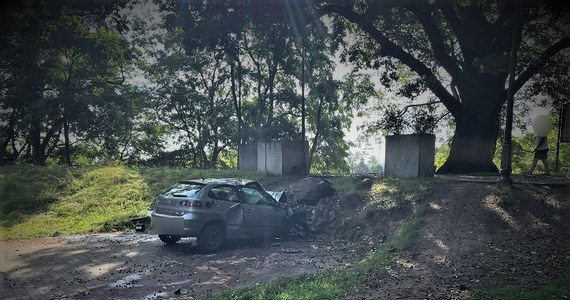 Do tragicznego wypadku doszło dziś (17.08) w Legnicy na Dolnym Śląsku. 63-letni kierowca samochodu osobowego wjechał w kamienny przepust. Mężczyzny nie udało się uratować.
