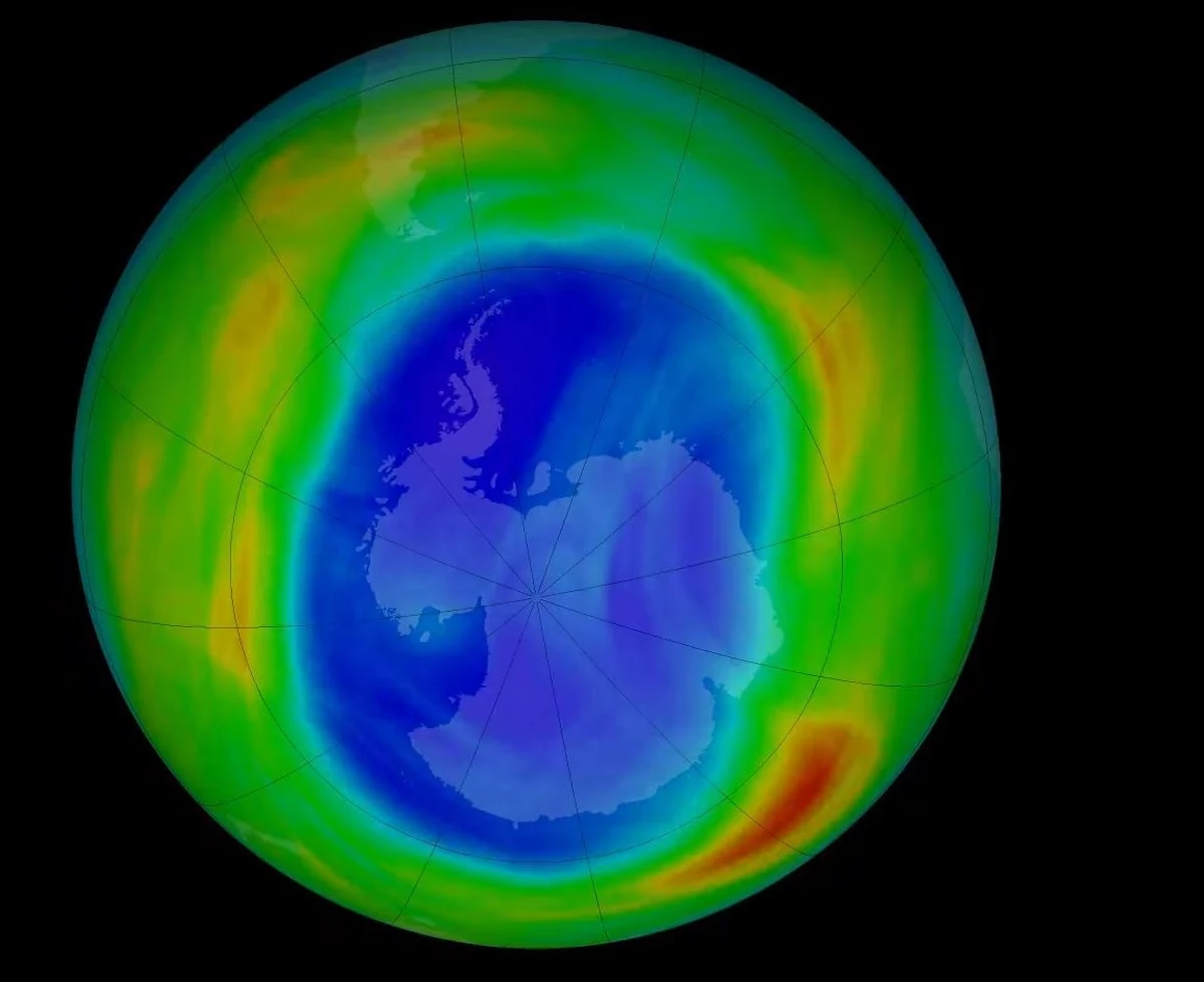 Wyjątkowo duża jak na tę porę roku dziura ozonowa nad Antarktydą budzi obawy, że dojdzie do dalszego ocieplenia bieguna południowego. Winnym wydaje się być wulkan – informuje „Guardian”.