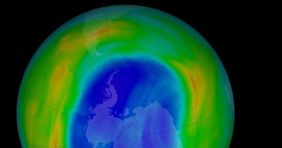 Wyjątkowo duża jak na tę porę roku dziura ozonowa nad Antarktydą budzi obawy, że dojdzie do dalszego ocieplenia bieguna południowego. Winnym wydaje się być wulkan – informuje „Guardian”.