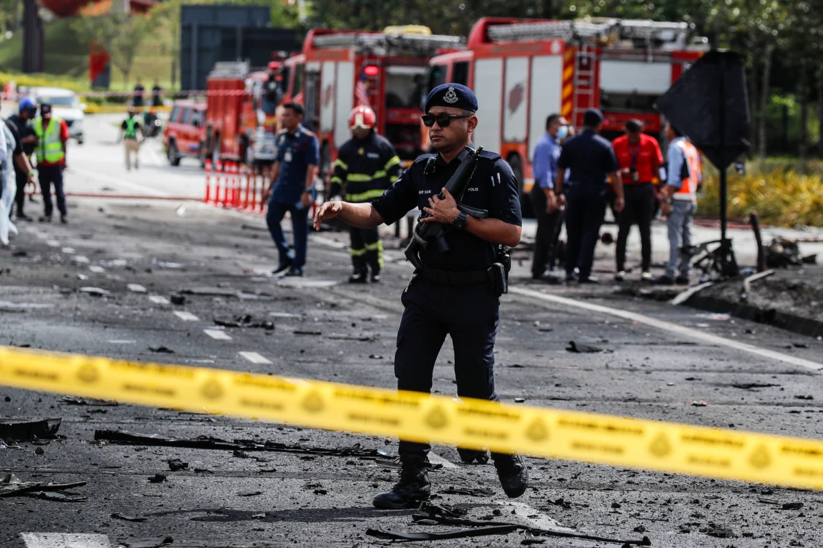 Samolot rozbił się na drodze szybkiego ruchu podczas podchodzenia do lądowania na lotnisku w stolicy Malezji Kuala Lumpur. Maszyna uderzyła w motocykl oraz samochód osobowy. W katastrofie zginęło 10 osób.