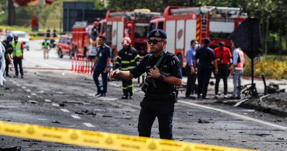 Samolot rozbił się na drodze szybkiego ruchu podczas podchodzenia do lądowania na lotnisku w stolicy Malezji Kuala Lumpur. Maszyna uderzyła w motocykl oraz samochód osobowy. W katastrofie zginęło 10 osób.