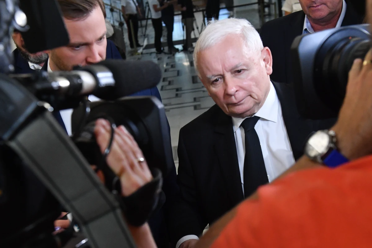 Sejm większością 238 głosów odrzucił wniosek o zgodę na pociągnięcie posła PiS Jarosława Kaczyńskiego do odpowiedzialności karnej. Lider PiS został oskarżony o zniesławienie w związku z słowami o kobietach "dających w szyję".