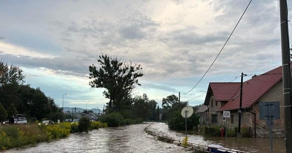 Nawałnice przeszły nad Jelenią Górą. Poziom wody w Radomierce - prawym dopływie Bobru - podniósł się niebezpiecznie. Ulice są zalane, a strażacy w pocie czoła uwijają się, by wypompowywać wodę z zalanych gospodarstw.