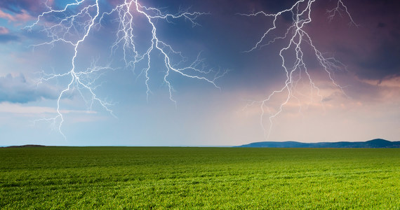 Upalnie i deszczowo - taki będzie piątek na przeważającym obszarze kraju. Instytut Meteorologii i Gospodarki Wodnej ostrzega ponadto przed burzami z gradem.