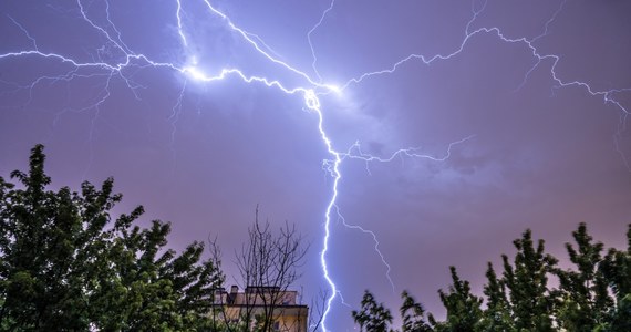 Po intensywnej burzy w Warszawie zalanych zostało kilka ulic. Z poważnymi utrudnieniami muszą się też mierzyć pasażerowie kolei. Pociągi przejeżdżające przez stolicę mają nawet dwie godziny opóźnienia.