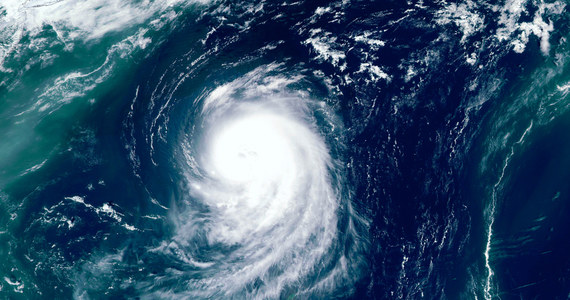 Nad Wschodnim Pacyfikiem przemieszcza się huragan 4. kategorii w skali Saffira-Simpsona Hillary. Cyklon tropikalny zmierza w stronę południowej części Kalifornii, gdzie może doprowadzić do powodzi błyskawicznych i lawin błotnych.