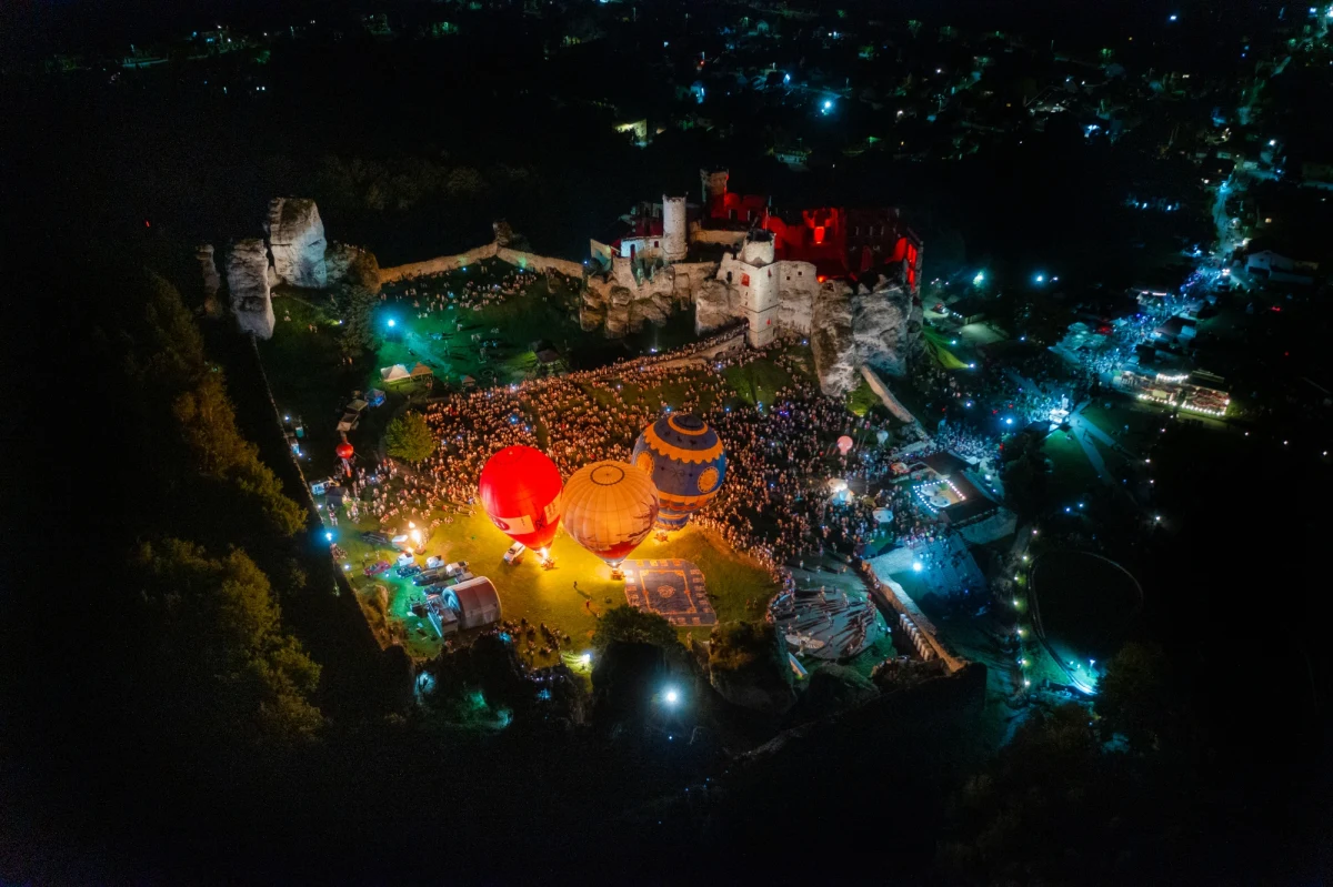 Przed nami dwa dni fantastycznej zabawy na Zamku Ogrodzieniec. 18 i 19 sierpnia, wszystko będzie kręciło się wokół balonów na ogrzane powietrze, którym towarzyszyć będą i inne statki powietrzne. Start wydarzenia już dzisiaj o godzinie 18:00.