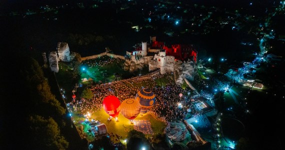 Przed nami dwa dni fantastycznej zabawy na Zamku Ogrodzieniec. 18 i 19 sierpnia, wszystko będzie kręciło się wokół balonów na ogrzane powietrze, którym towarzyszyć będą i inne statki powietrzne. Start wydarzenia już dzisiaj o godzinie 18:00.