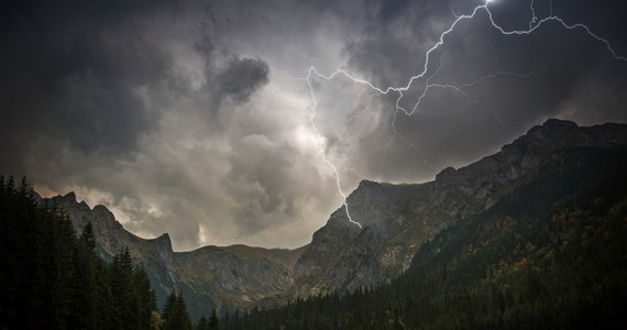 W Tatrach nastał burzowy okres. IMGW ostrzega turystów przed burzami z gradem oraz porywistym wiatru osiągającym prędkość do 80 km/h.