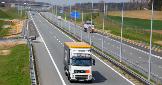 Kierowcy na wielkopolskim odcinku A2 uważajcie! Od dzisiaj (piątek) do poniedziałku w okolicach węzła Buk obowiązuje czasowa organizacja ruchu. To w związku z prowadzoną w tym rejonie budową linii elektroenergetycznej.